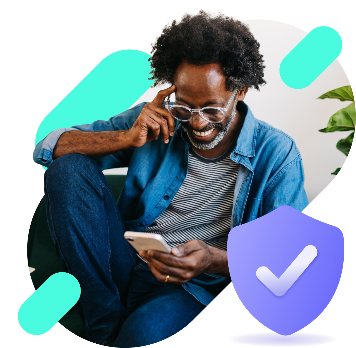 Pessoa sorrindo usando celular